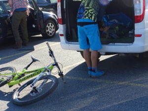 Die Jungs gehen biken und suchen die letzten Sachen aus dem Shuttle Bus zusammen.