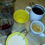 frühstücksbar: bei uns sind nur 3 leute am tisch. einmal tee mit milch, einmal tee ohne milch, einmal kaffee, einmal wasser, einmal ovi, einmal saft